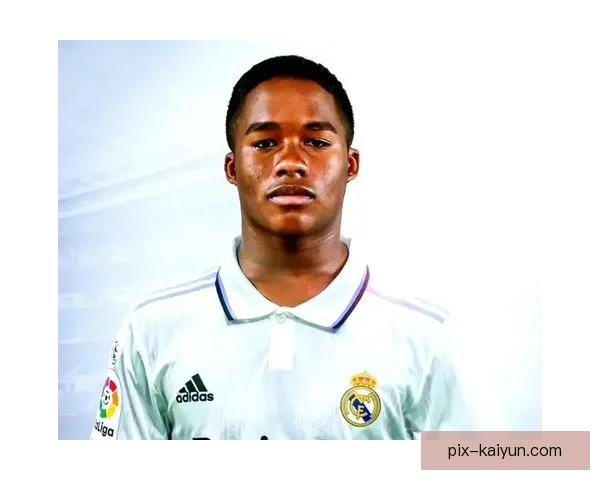 恩德里克在赛季初展现出卓越的前锋统治力，状态值得关注。